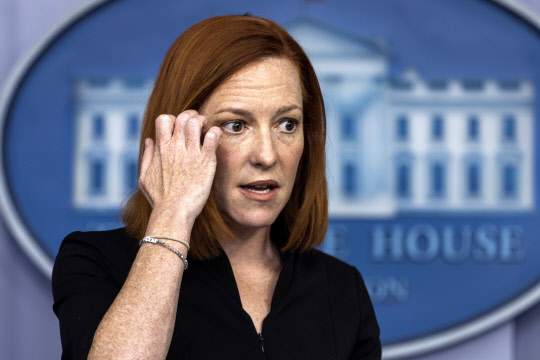 젠 사키 미국 백악관 대변인이 지난달 30일(현지시간) 워싱턴DC 백악관에서 언론 브리핑을 하고 있다. (워싱턴 EPA=연합뉴스)